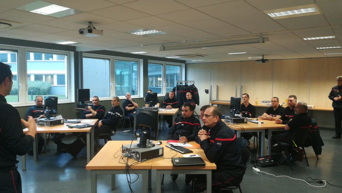 sdis42's tweet photo. 🔛Ouverture par le @DDSIS42 de la #formation #MissionCIS du @SDIS42 ➡️ Durant 2 jours, une dizaine de chefs de centre et adjoints #pompiers volontaires #SPV participent à des mises en situation autour de sujets fonctionnels : management, RH, juridique... Bonne session à tous! https://t.co/kbH7t2pQBh