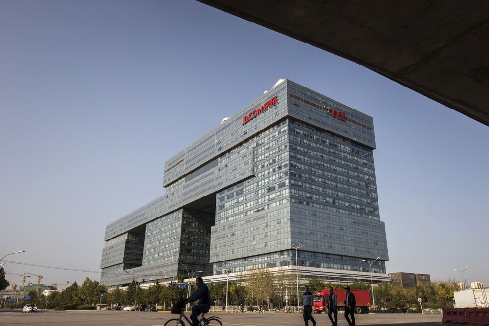 On today's #DailyTalkingPoints, #JD is preparing to slash up jobs amid the pressure from its rivals. While in SG, <a href="/thecarousell/">thecarousell</a> is expanding its online classified empire with the acquisition of <a href="/olxph/">OLX Philippines</a>. 

More about the important ecommerce headlines here: 
buff.ly/2GfIVyA