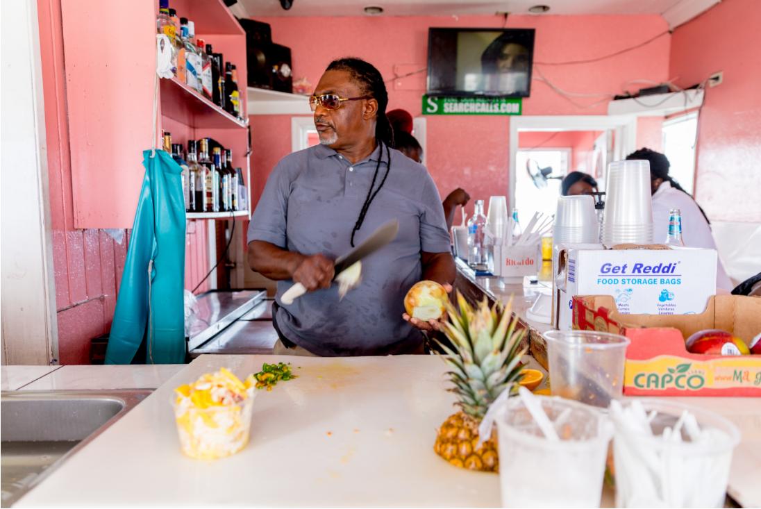 A #PottersCay #Nassau on savoure la fraicheur des conques ! 

Les restaurateurs achètent quotidiennement des centaines de conques 🐚 qu’ils remettent à l’eau. Elles sont ensuite sorties de leur coquillage pour préparer des repas uniques et régaler les plus gourmands 😋