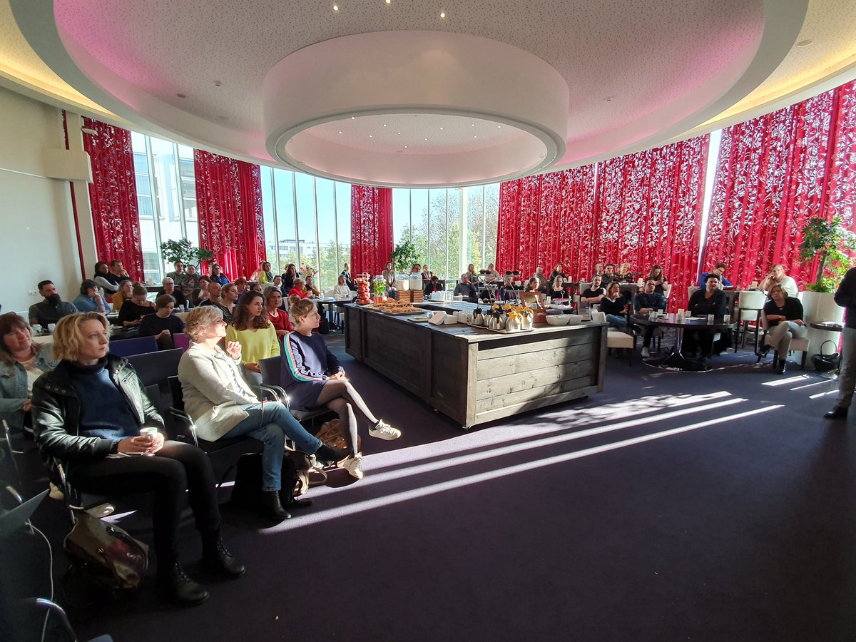 Volle bak bij de #aantafel bijeenkomst, Ervaringsdeskundigen praten over hun verleden en hoe ze nu andere helpen. Helden zijn het! <a href="/Pedagogiek1/">Fontys Hogeschool Pedagogiek</a>