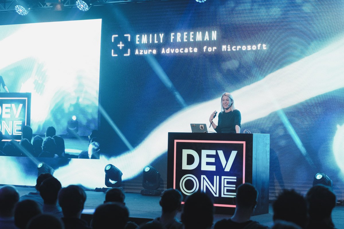 DevOneLinz's tweet photo. „Scaling an army is similar to scaling developers and comes down to two issues - communication and cooperation“ 

-  @editingemily 

Thanks for the amazing #keynote of #DevOneConf! https://t.co/xoM4O38FYw