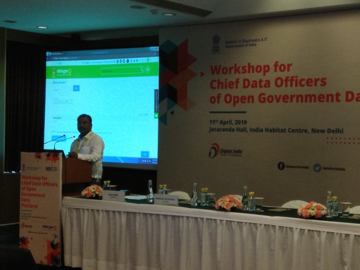 DataPortalIndia's tweet image. Shri Akhilesh showcasing the #Dashboard to the #ChiefDataOfficers of @DataPortalIndia Platform @GoI_MeitY @NICMeity @MeitY_NICSI