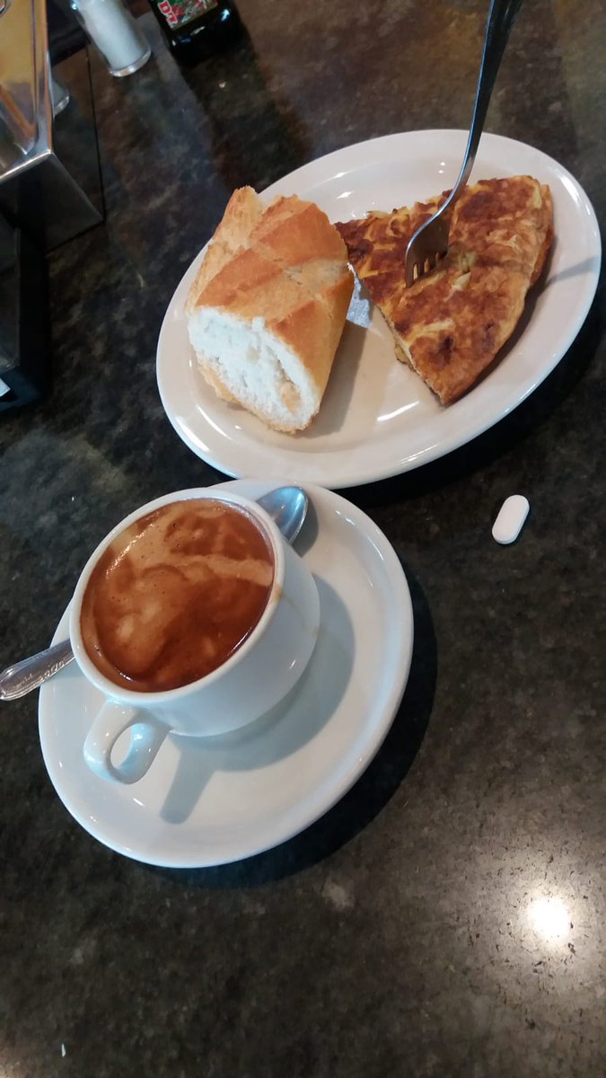 GastroyPolitica's tweet photo. Noches alegres 💃🏻, mañanas de ibuprofeno 💊 ! A por un #jieves de mucho trabajo con #desayuno de #cafe y pincho de #tortilla 👌🏻✌🏻️@desayunagalicia @desayunacoruna #breakfast #colazione #petitdejeneur #fruhstuck #españa #food #galicia https://t.co/5DsBh8kJiU