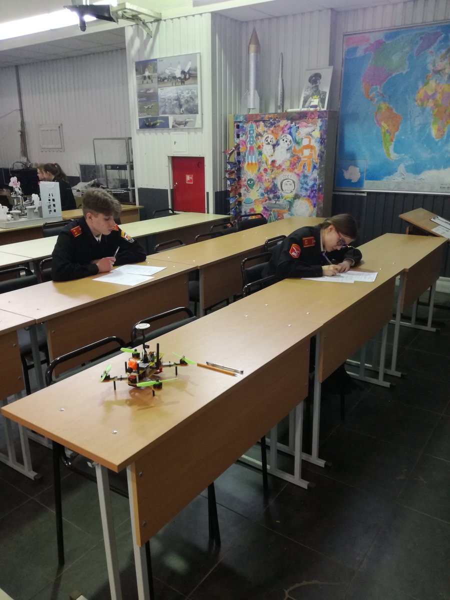#sch7701582 (ШО879) . #Кадеты 11-к класса сдали предпрофессиональный экзамен в МАИ. В инженерной лаборатори "Робототехника и искусственный интеллект" проверены теоретические знания по правилам конструирования и настройке БПЛА,