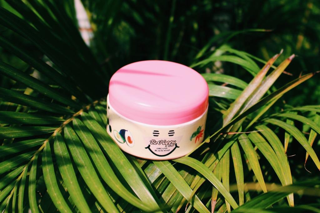 behappygang's tweet photo. @OgbeniDipo I make and sell organic black soap,glow oil,body scrub and essential oils,it makes your skin glow and even,doesn’t bleach but rejuvenate your skin and make it pop,the cup of soap is 3k while the oil is 2500,my dm is open for business 🙏🏾. God bless y’all 

Please retweet https://t.co/g1xrCx5x61