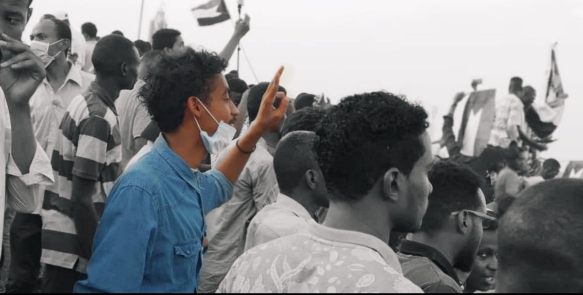 اخيرا صورة الواحد يوريها ل اولادو بدل فلتر الكلب😂

#تسقط_بس
#القيادة_العامة