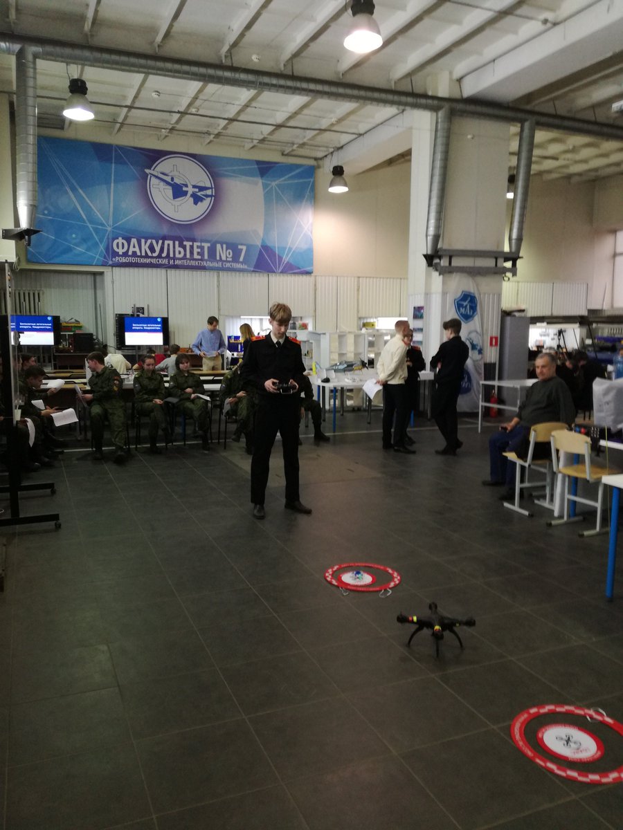 #sch7701582 (ШО879) . #Кадеты 11-к класса сдали предпрофессиональный экзамен в МАИ. В инженерной лаборатори "Робототехника и искусственный интеллект" кадеты на оценку осуществили пилотирование БПЛА: взлёт, зависание, посадка.