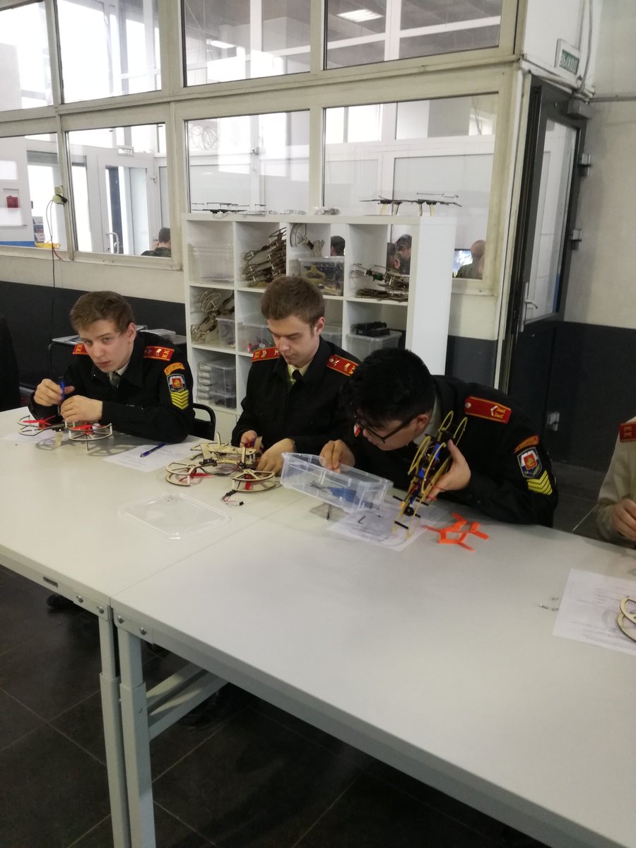 #sch7701582 (ШО879) . #Кадеты 11-к класса сдали предпрофессиональный экзамен в МАИ. В инженерной лаборатори "Робототехника и искусственный интеллект" каждый кадет на оценку провел работу по выявлению и устранению неисправностей БПЛА,