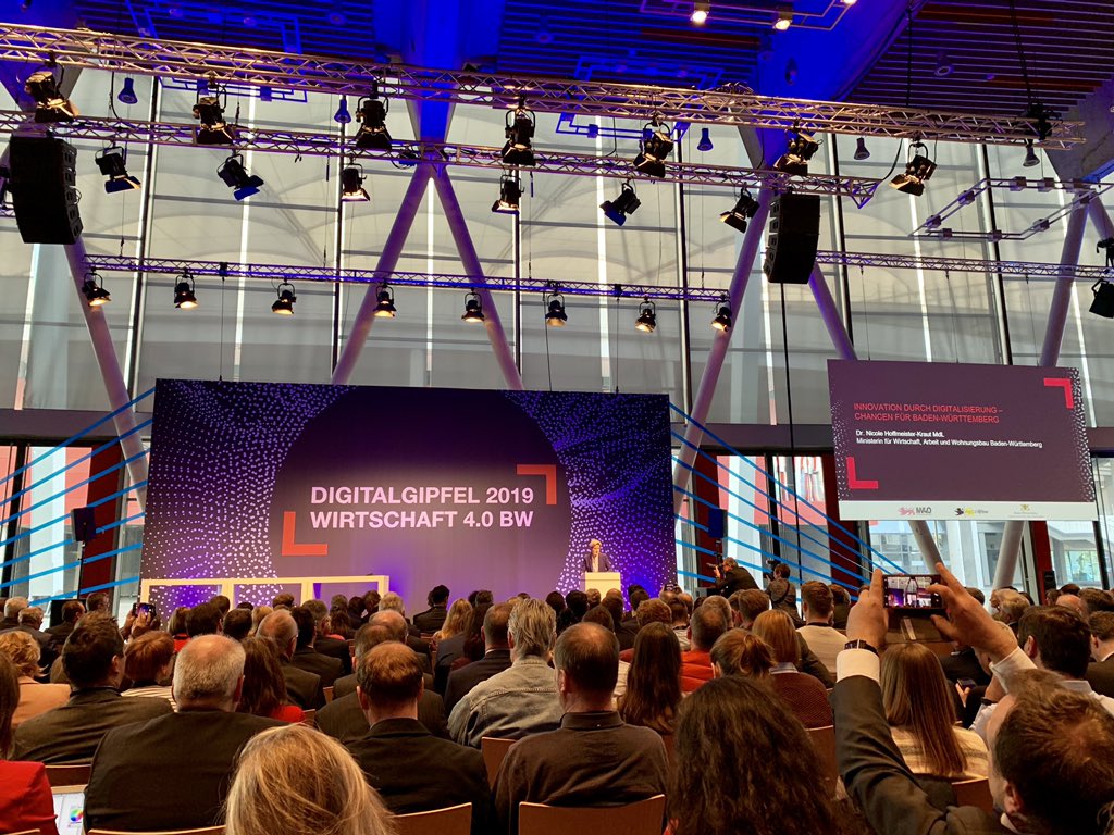 Heute auf dem #digitalgipfel2019. Letztes Jahr wurden die Digital Hubs eingeführt. Von welchen Erfolgen sprechen wir? <a href="/WM_BW/">Wirtschaftsministerium BW</a>