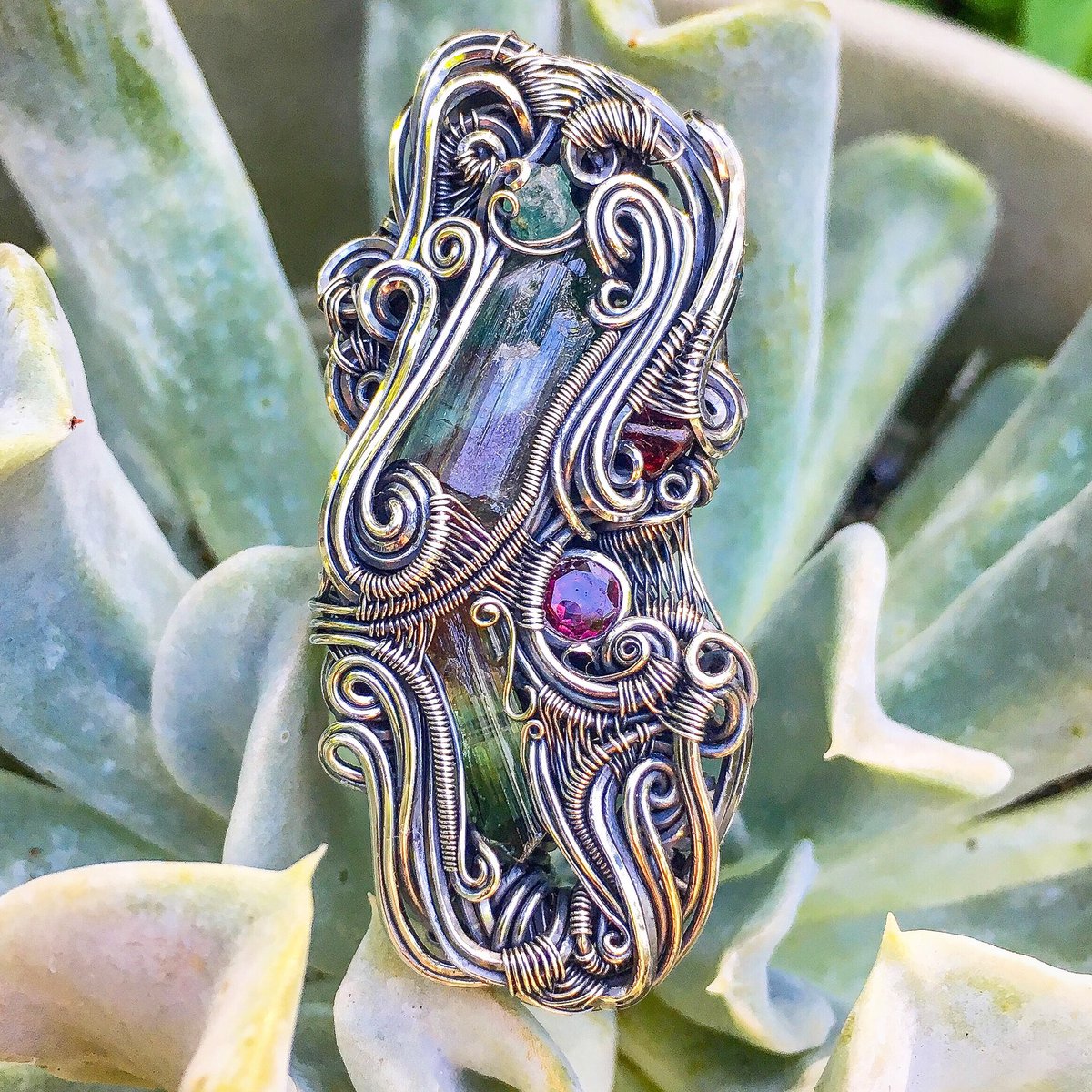 alex_litin's tweet photo. Fresh collab with my ninja @jacksonthompsonjewelry !
- Tourmaline x 2 (Barra De Salinas)
- Emerald (Nigeria)
- Spinel
- Rhodolite Garnet - Sterling Silver. 
Available! Send either of us a DM with any inquiries! Thanks y’all #wirewrap #Pendant #tourmaline #Emerald https://t.co/ESSXE6e5Ry