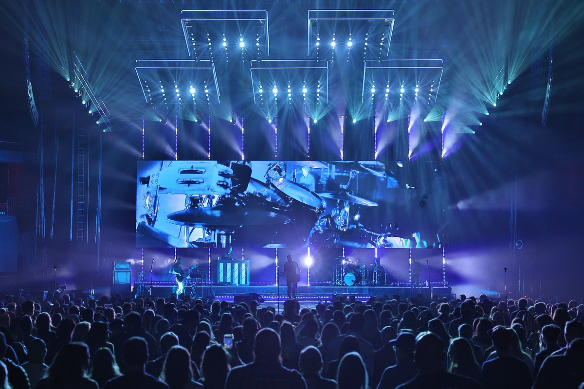 ElationPro's tweet photo. Lighting Designer Travis Shirley created an impactful lighting design for country rock supergroup Old Dominion’s recent headlining arena tour with help from #ElationProfessional’s #DARTZ360. More to come on this innovative design! 
 
Photos:  Todd Kaplan https://t.co/u2XMOSFxE4