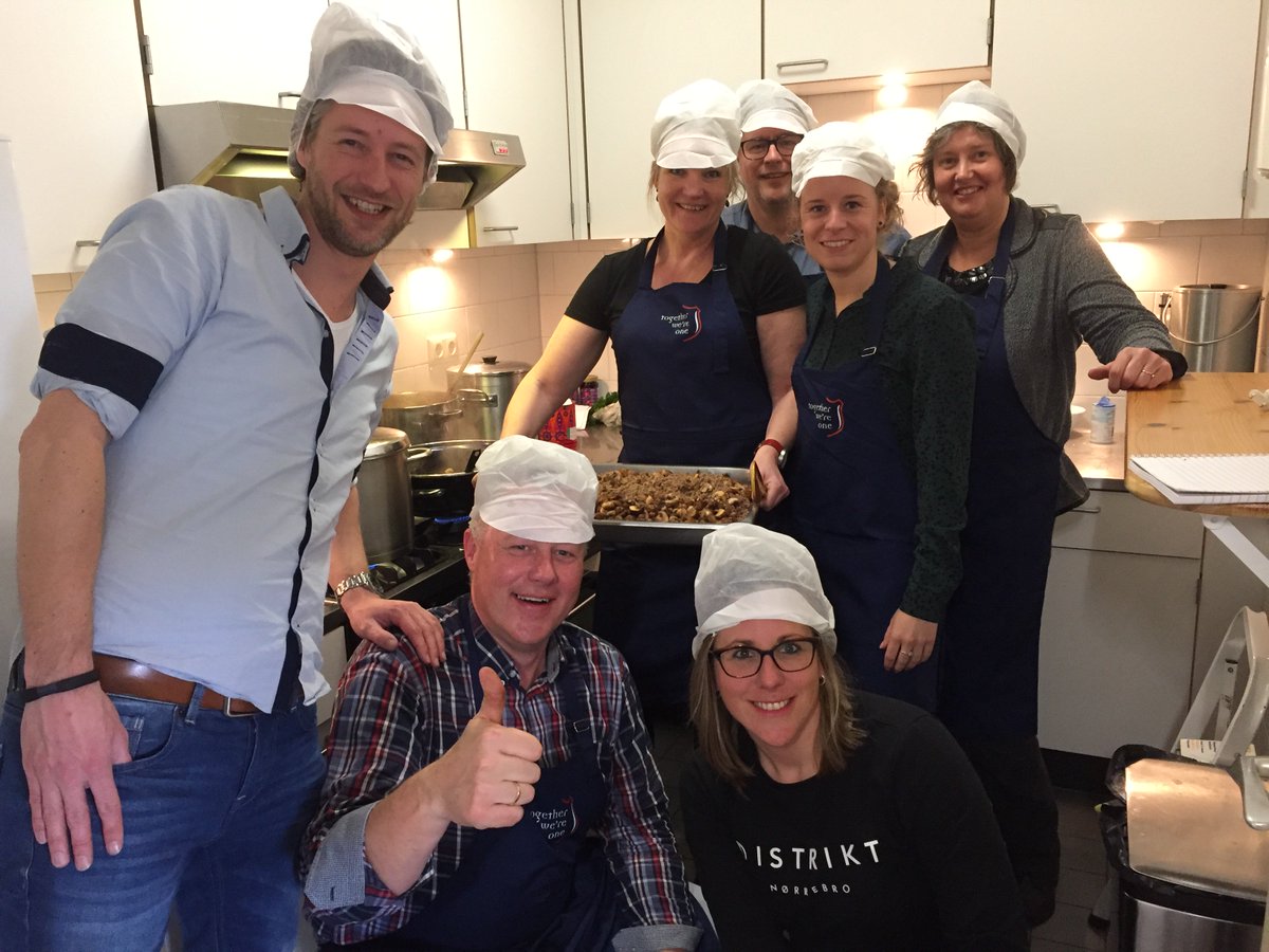 Accountmanagers gemeente Hoogeveen tonen culinaire kunsten bij Leger des Heils #mooiematch: hoogeveenseuitdaging.nl/accountmanager…