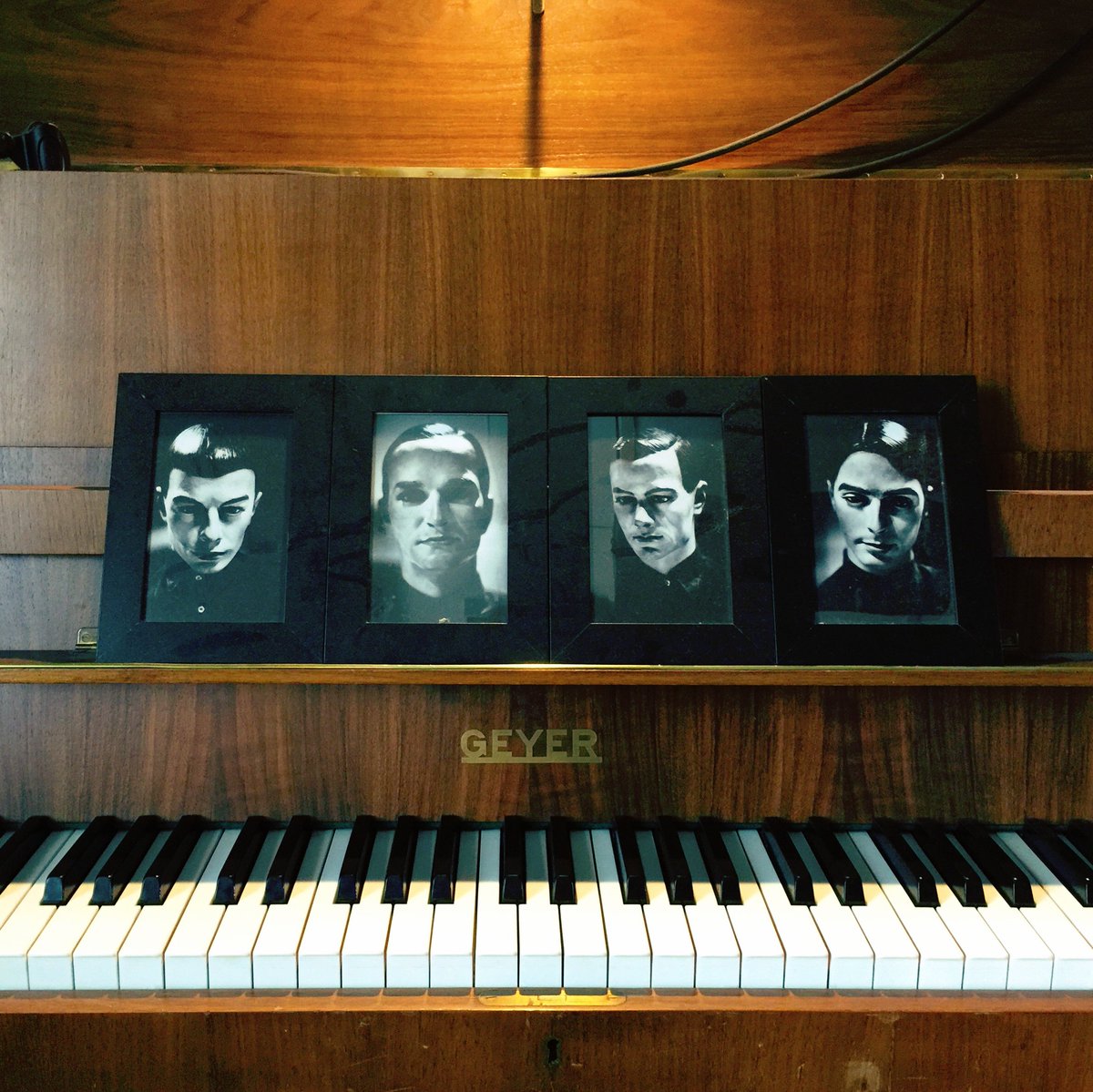 Important friends in studio 4: Five, German music legends! 🤖🎹

#kraftwerk #geyer #atella #piano #studio #legends #electronica