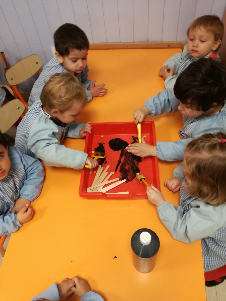 iemernursery's tweet image. Donem per finalitzat el #springproject tot coneixent un animal típic d’aquesta estació…la #bee!! Per fer-ho, creem abelles que estaran a la nostra aula i fem un petit tastet de la mel!!! #spring #honey #nursery #english