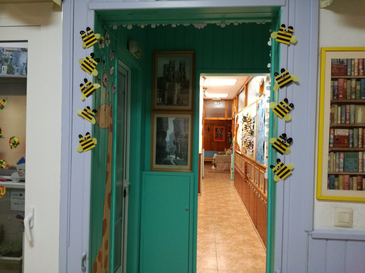iemernursery's tweet image. Donem per finalitzat el #springproject tot coneixent un animal típic d’aquesta estació…la #bee!! Per fer-ho, creem abelles que estaran a la nostra aula i fem un petit tastet de la mel!!! #spring #honey #nursery #english