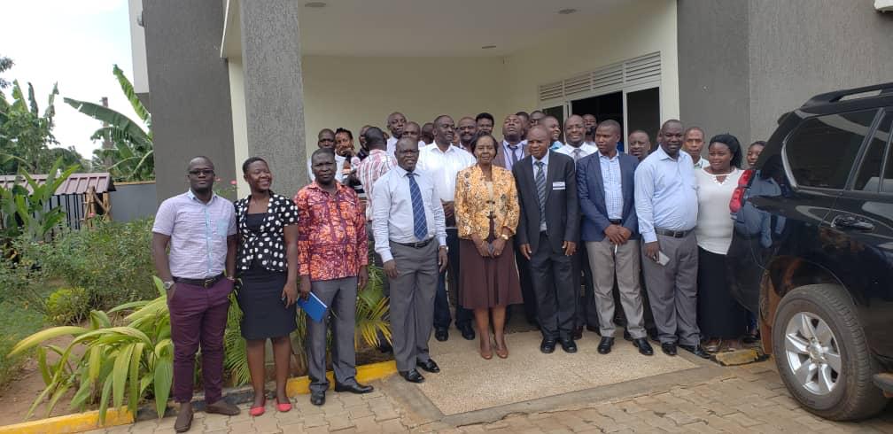 min_waterUg's tweet photo. #MWEworks:Deputy Head of @mopsuganda Deborah Katuramu has visited &amp; interacted with @min_waterUg Eastern Regional Staff during the #SMM Retreat &amp; Leadership Training taking place in Mbale district @StateHouseUg @DrKitutu @HonKibuule @okidi64 @MosesWatasa @UgandaMediaCent @Alitogj https://t.co/GOGQoQmhr0