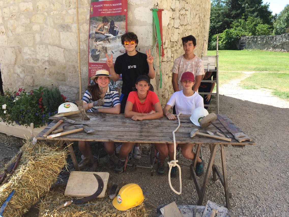 #témoignage : "J’avais envie de faire quelque chose d’utile et vu que je suis passionnée d’#architecture ma grand-mère a trouvé le <a href="/ClubVieuxManoir/">Club du Vieux Manoir</a> J’ai trouvé ça bizarre, mais quand je suis rentrée, j’étais changée, il y avait une espèce #famille, on était #libres." Lydie #ADOS