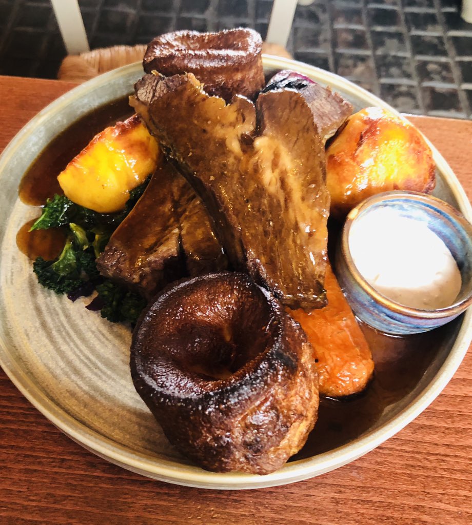 kimberlyann30's tweet image. Filling my fat face with a Thursday roast at The Cricketers. #hungryhorace #beefteeth