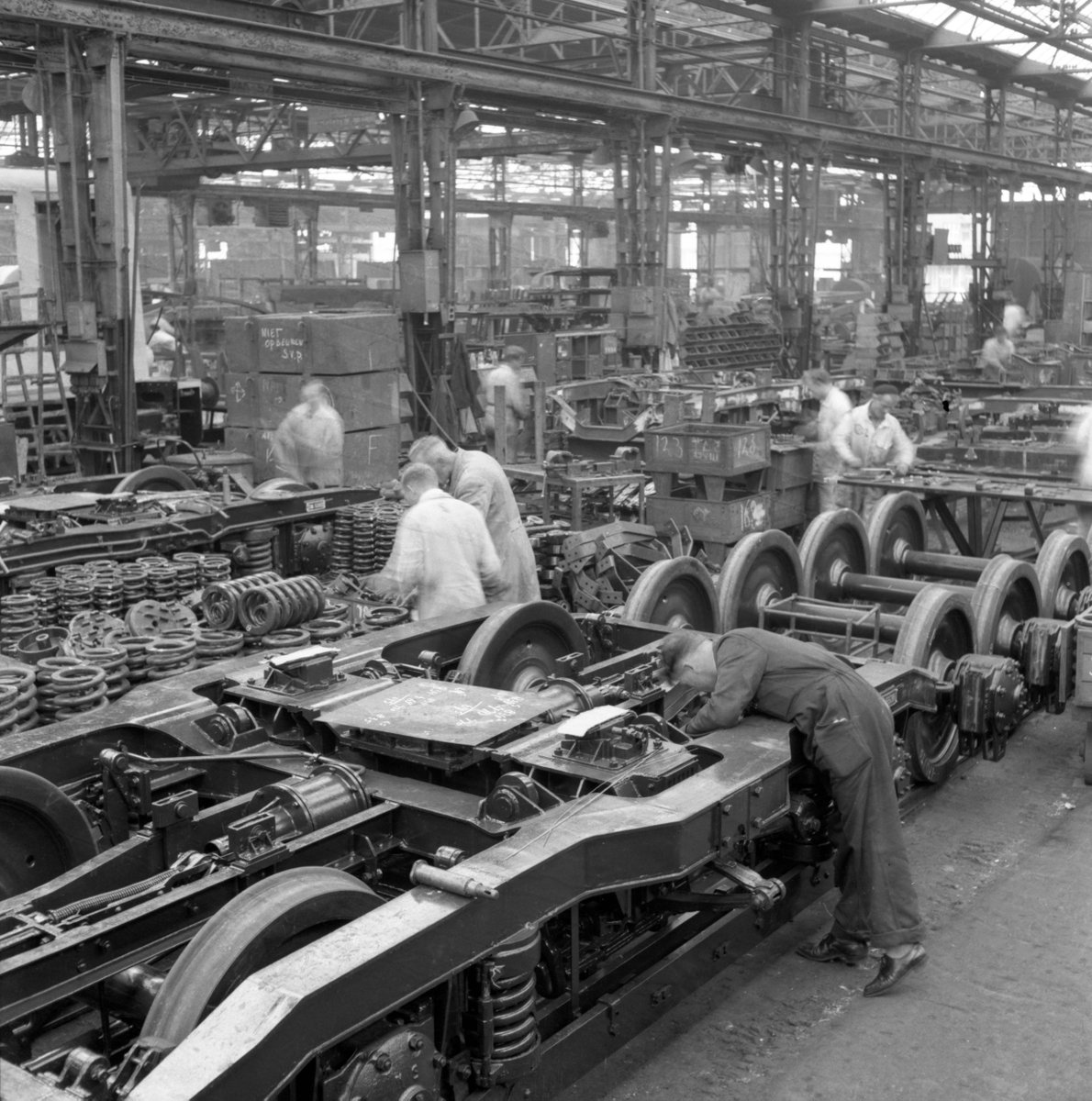 Het Werkspoorkwartier heeft vele veranderingen doorgemaakt. Tot de jaren '70 was er veel bedrijvigheid, in de recente crisisjaren kampte het met leegstaand en nu is het een plek voor een nieuwe generatie makers.  Op onze site vertellen we je er meer over. bit.ly/werkspoorkwart…