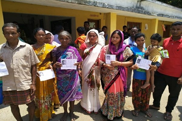 NaxalB's tweet photo. The family of late Shri Bheema Mandavi, MLA of Dantewada, has done their voting. It must been known that Bheema Mandavi was killed by Naxals before the poling day
#LokSabhaElections2019 #IndiaElections2019 https://t.co/ZWWubgRtQt