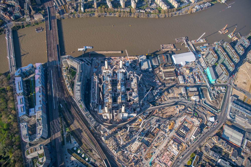 jasonhawkesphot's tweet image. #Helicopters on its side…. Leaning out over #London, so you don’t have to.