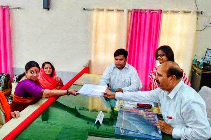 smritiirani's tweet photo. विकसित, स्वनिर्भर और ख़ुशहाल अमेठी के सपने को साकार करने हेतु भाज��ा प्रत्याशी के रूप में आज अपना नामांकन भरा। आप सभी के साथ एवं सहकर के लिए आभार। https://t.co/gijvgBmgCf