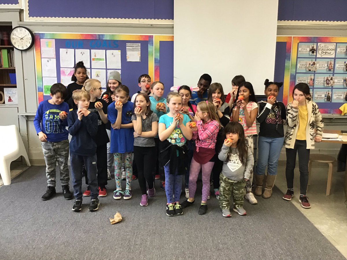 msmlekuz's tweet photo. Celebrating #TheBigCrunch 🍎 #healthyeating @adelaide_HWDSB https://t.co/NbjkjBzJi8