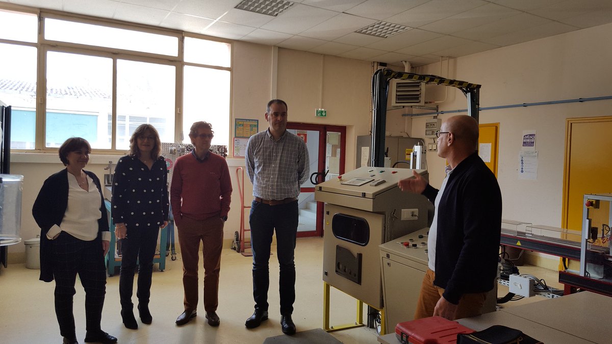 NathTwardowski's tweet photo. Le nouveau chef du personnel et le chef de maintenance de #michelin blanzy visitent le plateau de maintenance de #afpa avec #AvecPoleEmploi https://t.co/ug9R0CxzZo