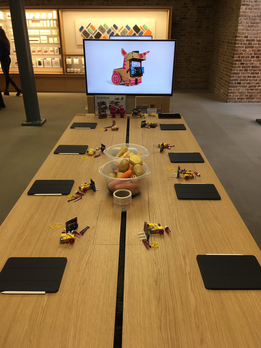 CraftyRobot's tweet photo. #BotatoWars about to go down at the Apple Store! #TodayAtApple https://t.co/qmwZFryhps
