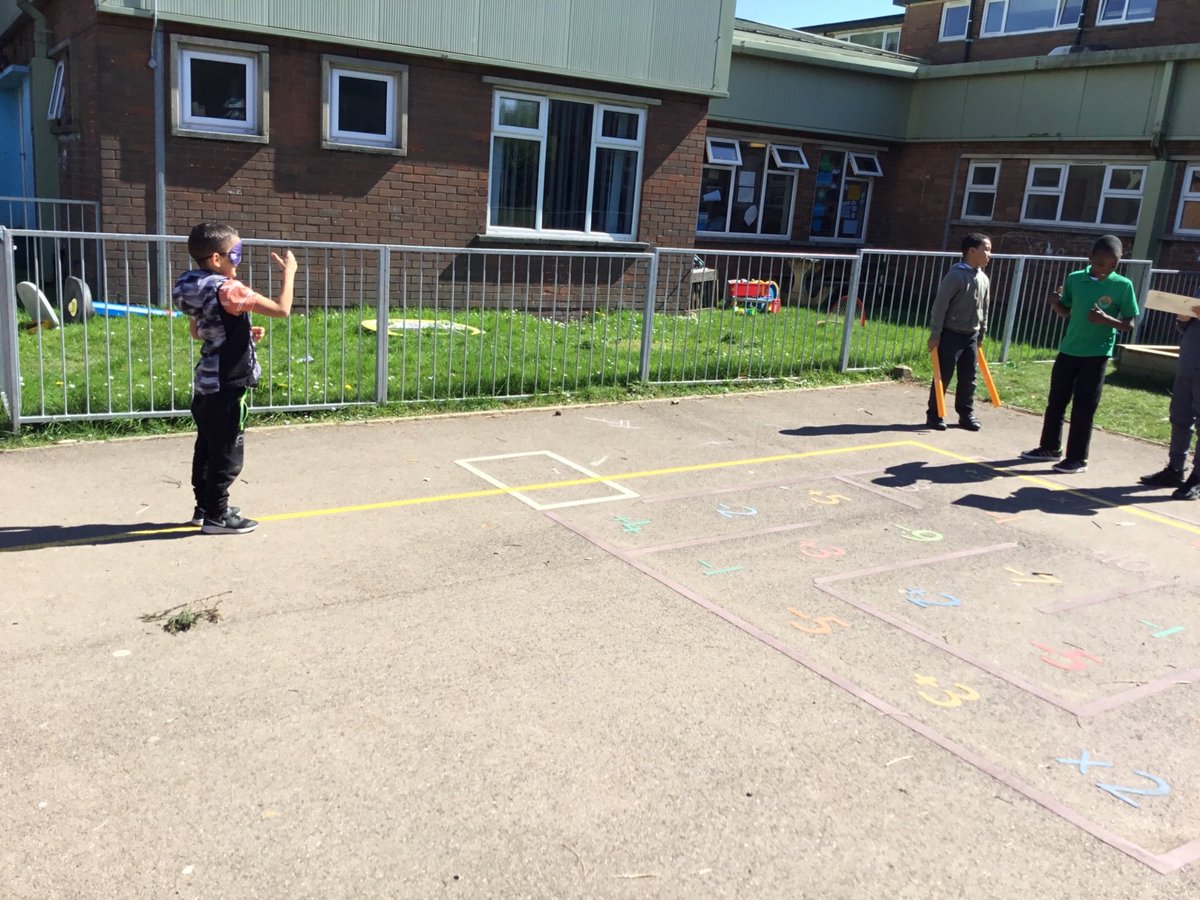 BrynHafodPrm's tweet image. Blwyddyn 4 Coch enjoying their Science lesson in the sunshine this afternoon. Investigating how far sound can travel! #miniscientists #investigate #outdoorlearning