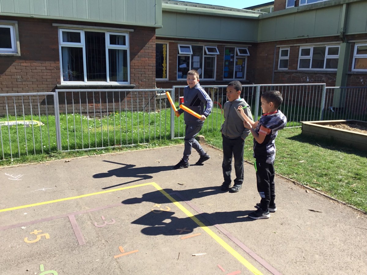 BrynHafodPrm's tweet image. Blwyddyn 4 Coch enjoying their Science lesson in the sunshine this afternoon. Investigating how far sound can travel! #miniscientists #investigate #outdoorlearning