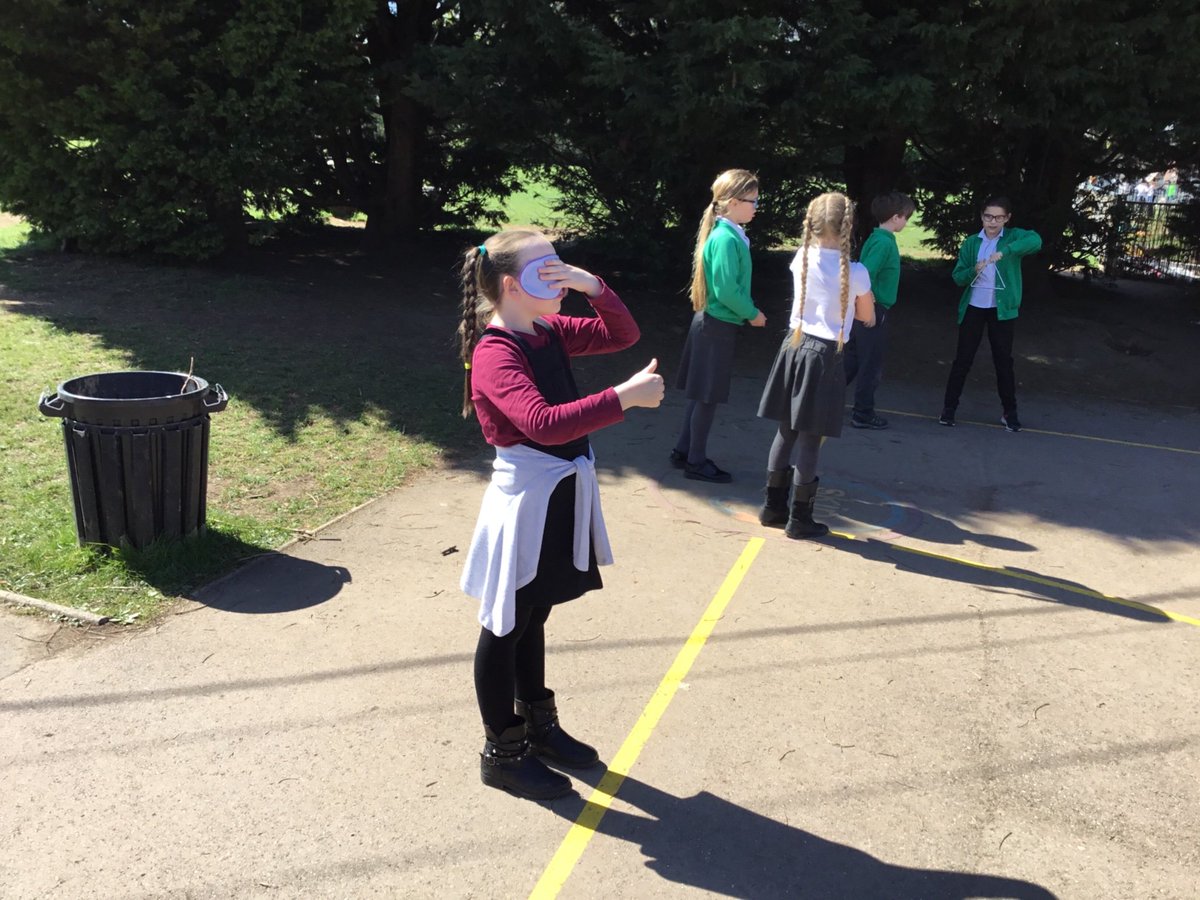 BrynHafodPrm's tweet image. Blwyddyn 4 Coch enjoying their Science lesson in the sunshine this afternoon. Investigating how far sound can travel! #miniscientists #investigate #outdoorlearning
