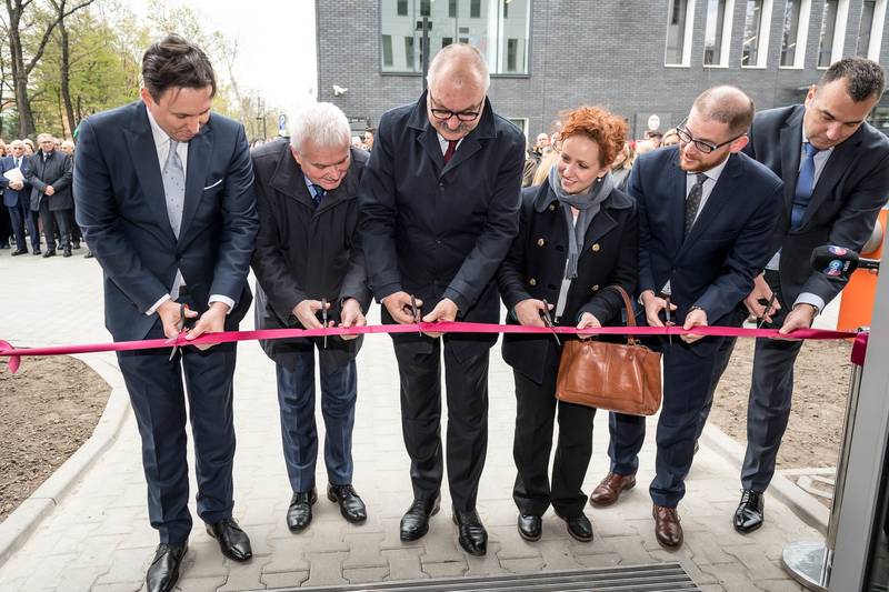PWr_Wroclaw's tweet photo. 12 specjalistycznych laboratoriów z nowoczesnym sprzętem znajduje się w centrum badawczym #GEO3EM, które dzisiaj otwarto na #kampusPWr. Wartość inwestycji to 102,6 mln zł. Inwestycję dofinansowanego ze środków Europejskiego Funduszu Rozwoju Regionalnego
➡https://t.co/VHw9LIireG https://t.co/UU1PqiWYTG