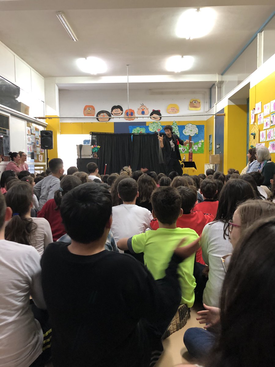 ceip_santarita's tweet photo. Hoxe temos a gran actuación do mago CARROLO, como parte das actividades organizadas pola ANPA do cole.
Grazas por facernos disfrutar desta tarde máxica! https://t.co/iYmVqfrxUX