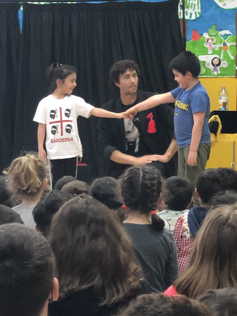 ceip_santarita's tweet photo. Hoxe temos a gran actuación do mago CARROLO, como parte das actividades organizadas pola ANPA do cole.
Grazas por facernos disfrutar desta tarde máxica! https://t.co/iYmVqfrxUX
