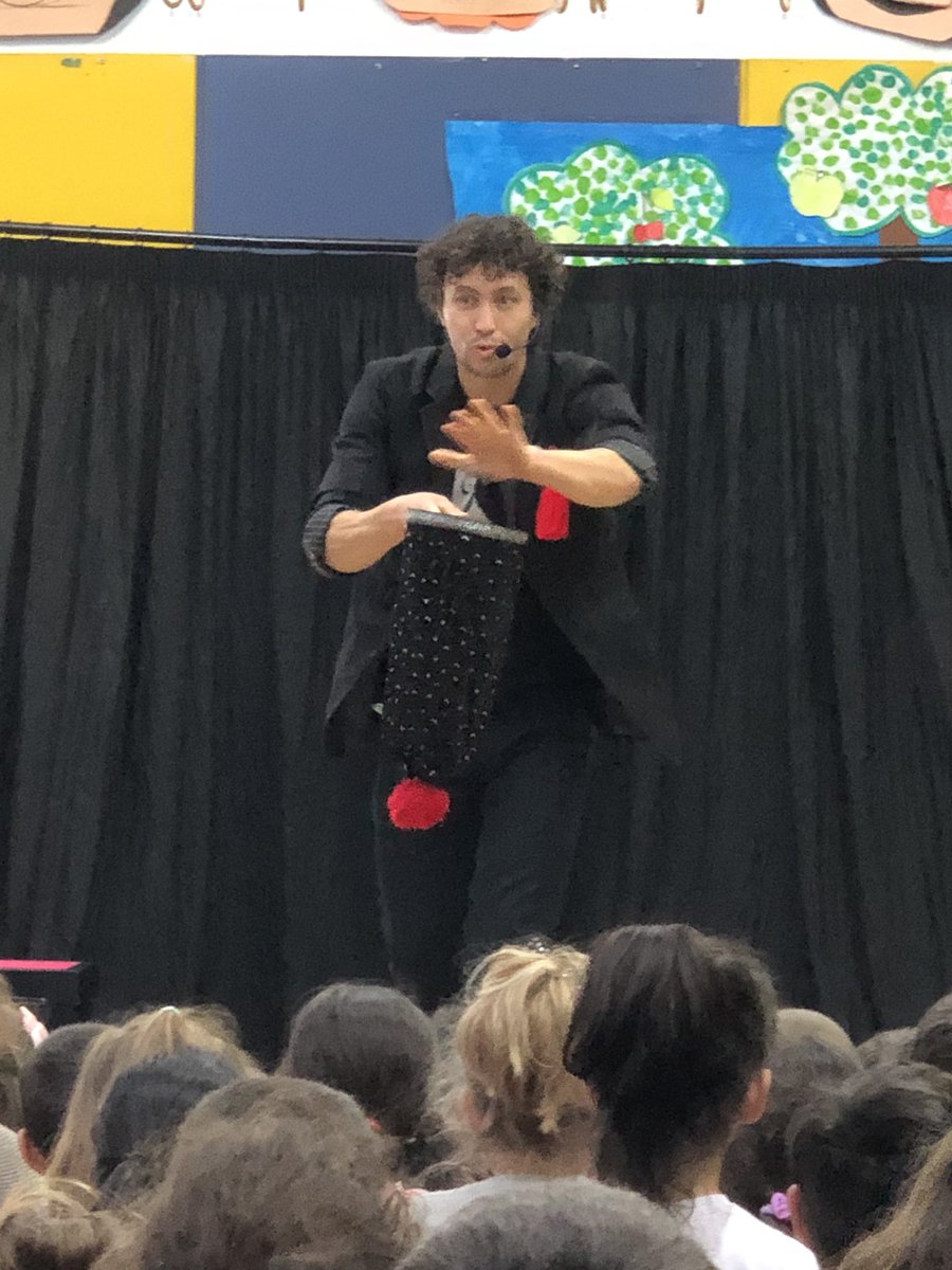 ceip_santarita's tweet photo. Hoxe temos a gran actuación do mago CARROLO, como parte das actividades organizadas pola ANPA do cole.
Grazas por facernos disfrutar desta tarde máxica! https://t.co/iYmVqfrxUX