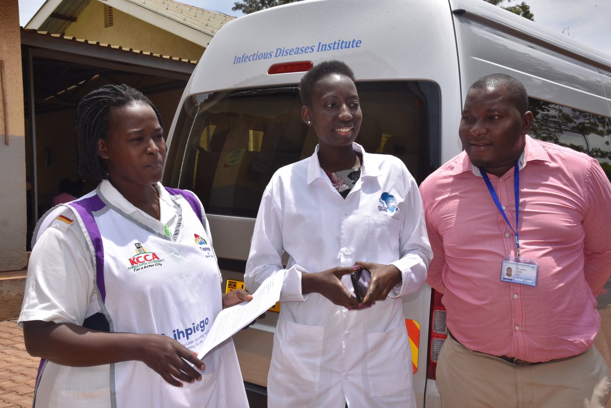 IDIMakerere's tweet photo. Teams learned abt our #DifferentiatedServiceDelivery models 4 #PLHIV by interacting with #frontlineHWs involved in the IDI-KCCA @KCCAUG private community pharmacy #ART refill model that supports regular ART refill services for abt 10000 #PLHIV in #Kla w/ funding 4rm @CDC_HIVAIDS https://t.co/o1BW0rPdVE
