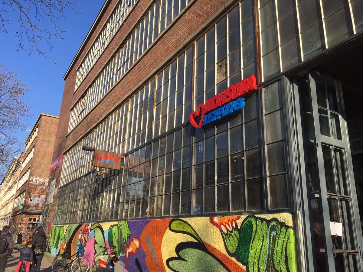kreuzer_leipzig's tweet photo. #Plagwitz hat jetzt noch einen Supermarkt. Gestern Abend wurde die Konsum-Filiale im @Westwerk exklusiv eröffnet – mit viel Glanz und Gloria. Nachdem die letzten Gäste gegangen waren, splitterten Scheiben:

https://t.co/Ni2vD7SxoB https://t.co/syR75yCUsQ