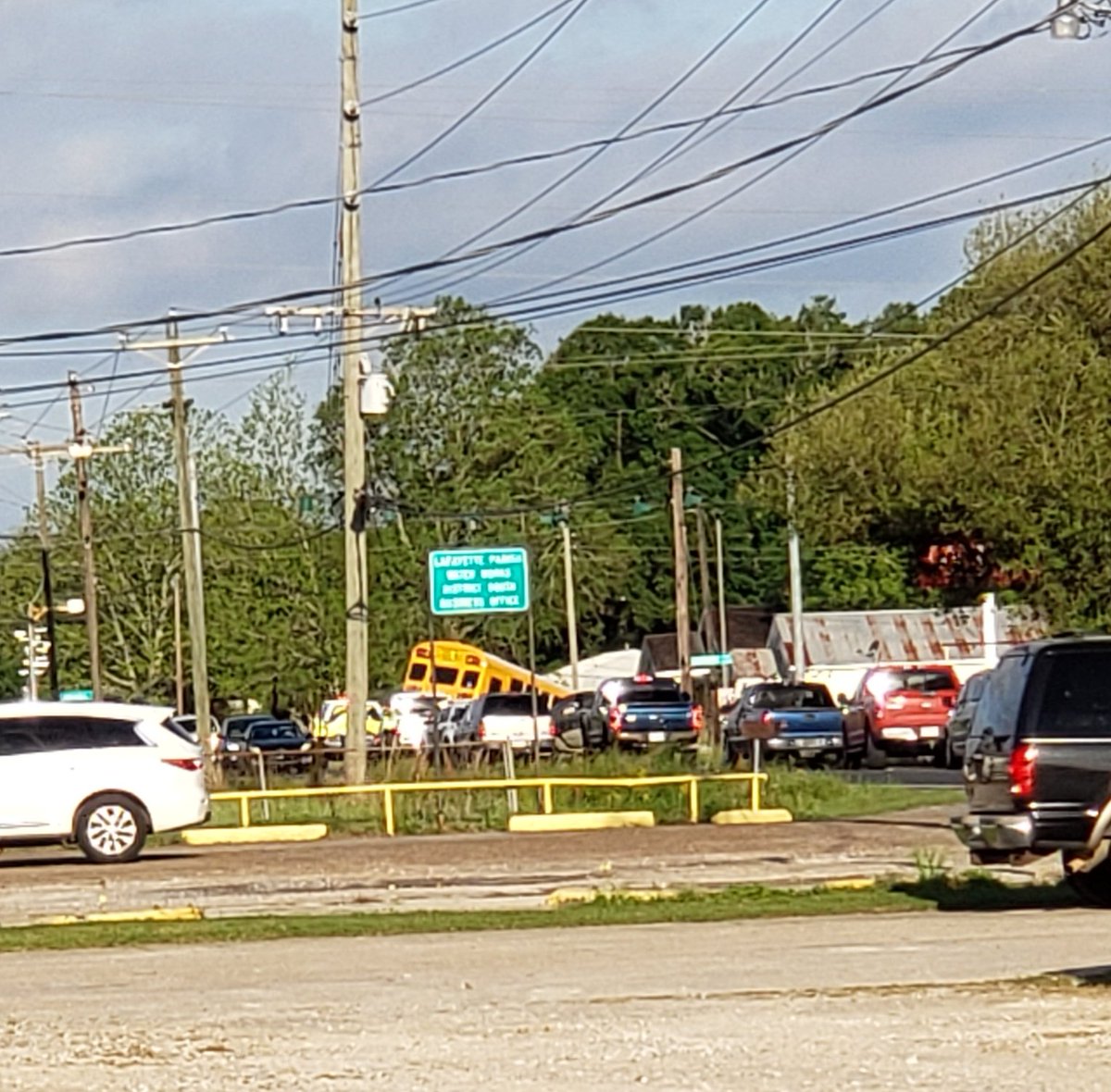 Cami_Suire's tweet photo. @katc school bus in the ditch at Lagneaux and Ridge Rd. https://t.co/wf9vHpWP17