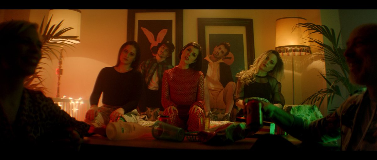 El desnuque o desnucamiento de mis amigas y yo.
Las personas que ya han visto el #videoclip de #SeráSerá son muy guapas. Las otras regulín. Pero tiene solución. Hola youtube qué tal.
➡️ youtu.be/nb8pwxpzjyQ ⬅️