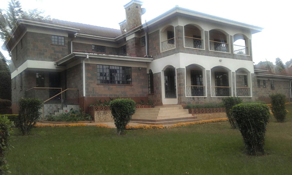 lantanagents's tweet photo. #5Bedroom House sitting on Half Acre piece of land in #Runda.
Sitting room has a fireplace and two doors open to a balcony.
It has a study room downstairs, Cloakroom, Kitchen with fitted drawers, an ensuite guest bedroom
Family Room upstairs 4 Bedrooms, 2 sharing.#rent 300k https://t.co/NUxB8KxATS