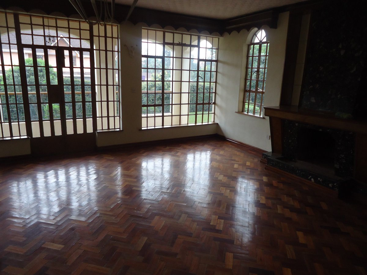 lantanagents's tweet photo. #5Bedroom House sitting on Half Acre piece of land in #Runda.
Sitting room has a fireplace and two doors open to a balcony.
It has a study room downstairs, Cloakroom, Kitchen with fitted drawers, an ensuite guest bedroom
Family Room upstairs 4 Bedrooms, 2 sharing.#rent 300k https://t.co/NUxB8KxATS