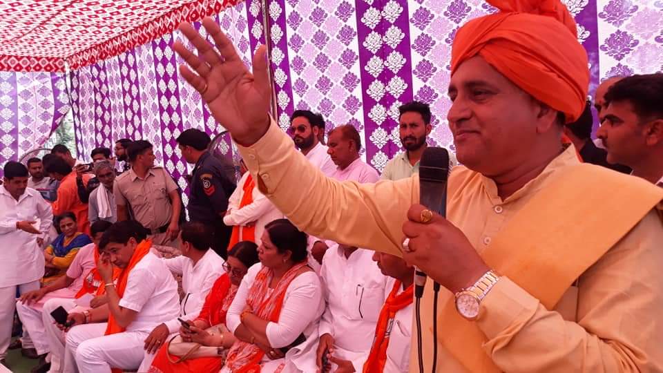 GianChandShar16's tweet photo. भाजपा प्रत्याशी एवं भावी सांसद भाई नायब सिंह सैनी जी का गांव बपदा में पहुंचने पर  भावी सांसद नायब सिंह सैनी जी, विधायक डॉक्टर पवन सैनी जी को फूल मालाएं डालकर व पगड़ी पहनाकर  भेट कर अभिनंदन किया। का���्यक्रम में उपस्थित जनसमूह को श्री नायब सिंह सैनी 
#EkPostNamoKNaam https://t.co/PjLiucuaKp