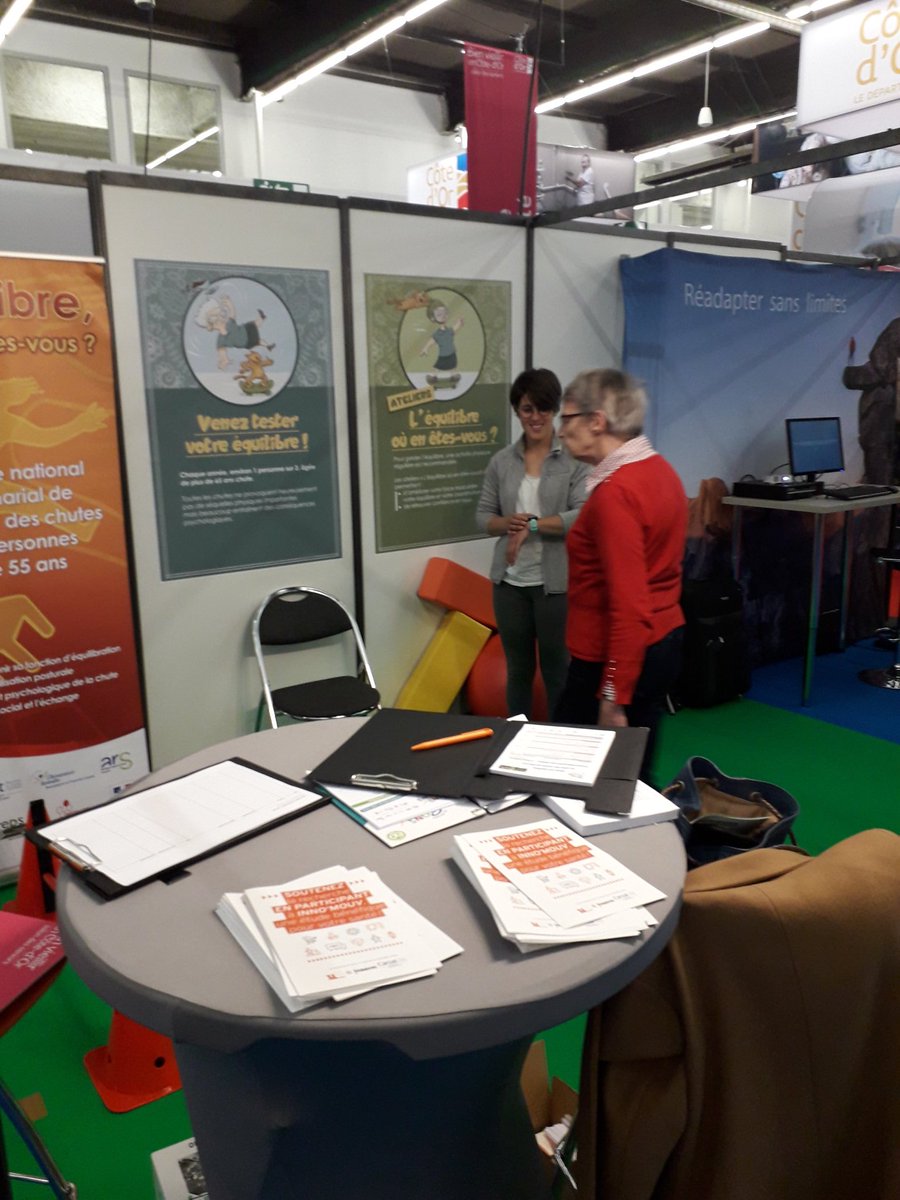 Celia_Berthaut's tweet photo. En direct du Salon du Bien Veillir à Dijon, la @CarsatBFC propose aux retraités de petits exercices pour tester son équilibre en quelques minutes. #prévention #bienvieillir
#Equilibre #AteliersBonsJours https://t.co/HH6XQ9MNPp