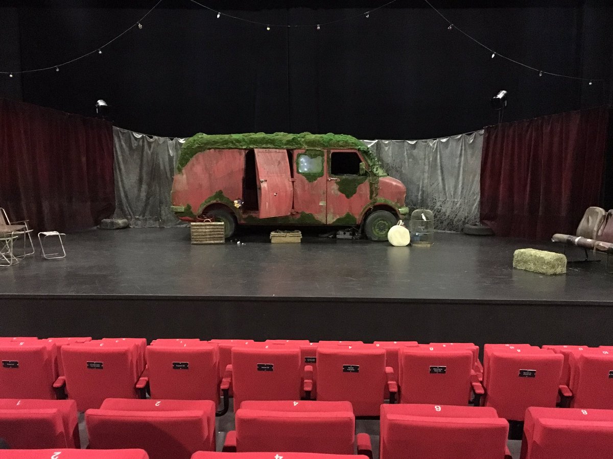 IIL2nde's tweet photo. Captivante visite des coulisses du théâtre de Carouge, où nous avons visité les loges des artistes, approché des costumes de la pièce  "Je suis invisible" de D.Jemmet, que nous sommes allés voir, et rencontré le comédien D. ALAYA, qui a répondu à toutes nos questions @IILancy https://t.co/z7Qaon7gD2