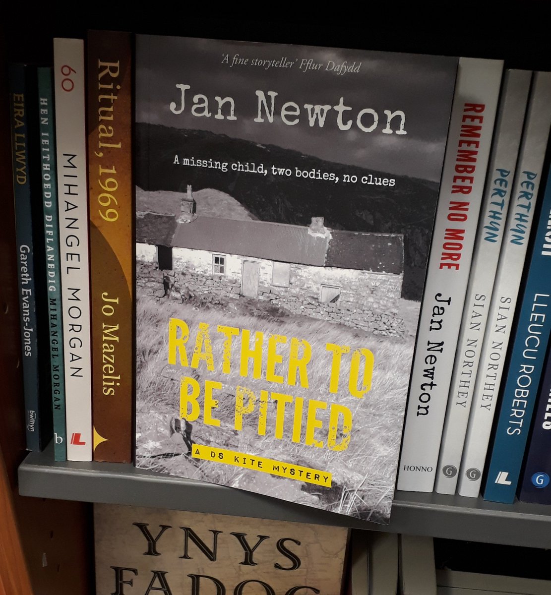 carollovekin's tweet photo. Spotted in the wild...
Gripping, immaculately written Crime Thriller, #RatherToBePitied
@janmaesygroes @Honno
#TeamHonno #BooksByWomen #WelshBooksMatter https://t.co/KjcK7wgNpk