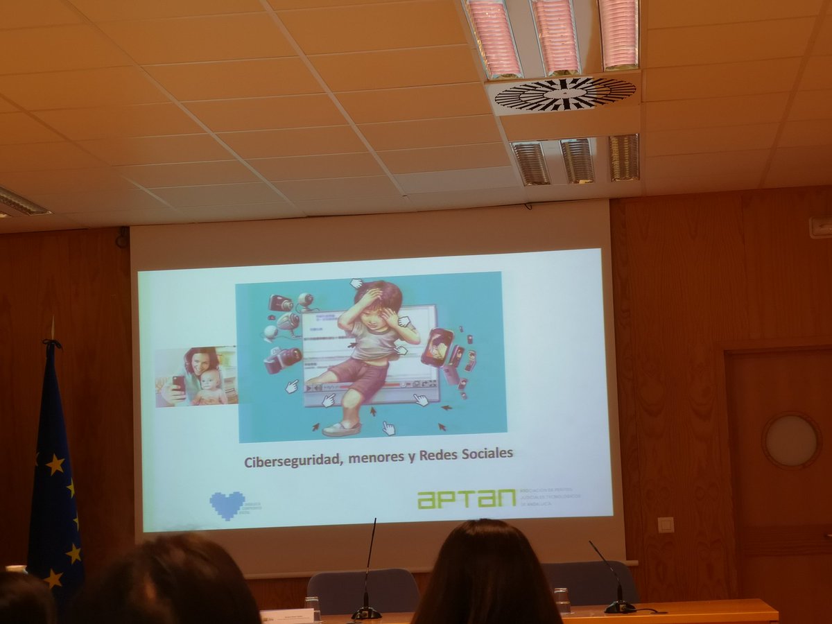 Ivanadg92's tweet photo. Hoy realizamos la clase de TIC a través una Jornada de informática sobre menores, familias y TIC.
#TICL2 #UPO https://t.co/5Zbwx8c5aM
