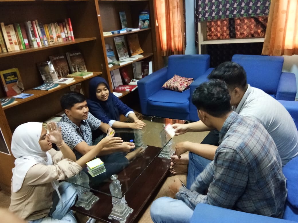 Bonjour!
Tadi lagi bermain Brain Box nih :)
Banyak kosa kata baru yang di dapat dari bermain ini :)
Tunggu keseruannya dilain waktu yaa 😊
#wp #wpumy