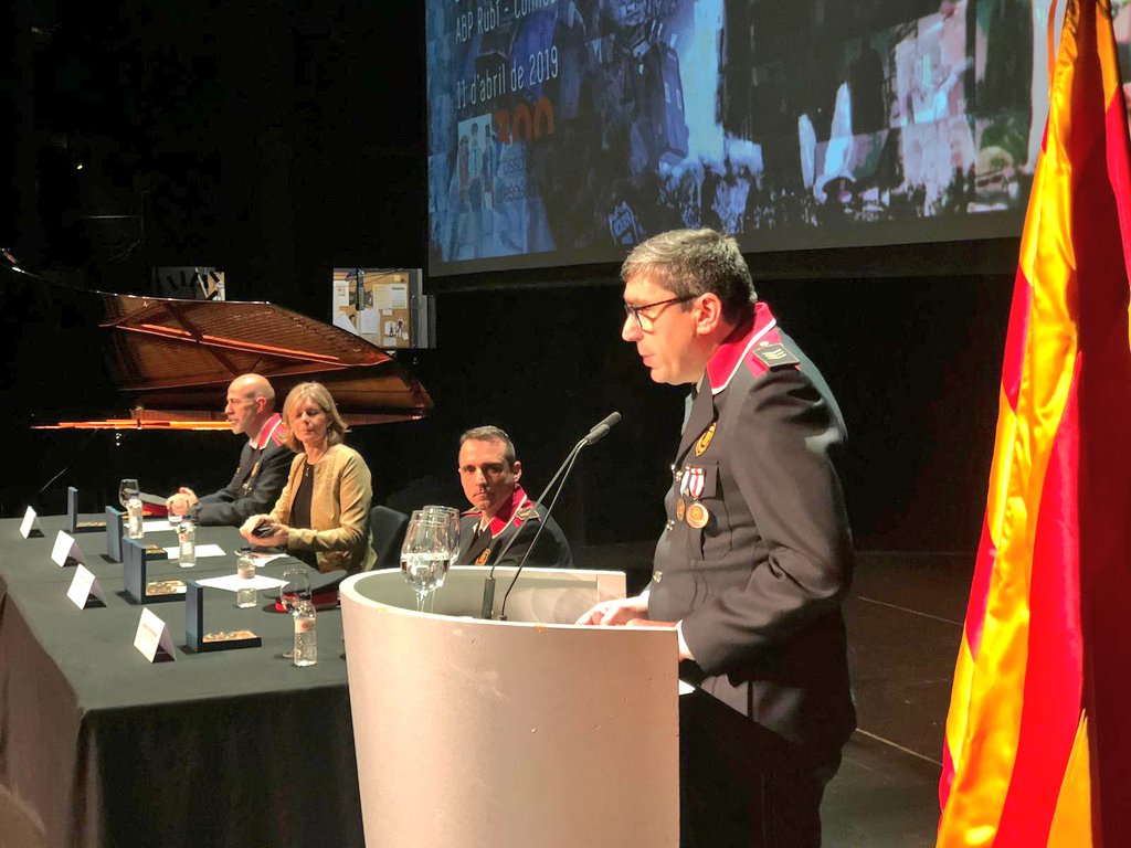 ajsantcugat's tweet photo. El @TeatreAuditori acull el Dia de les Esquadres, acte  en què els @mossos fan un reconeixement a les actuacions més meritòries dels membres del cos, altres cossos policials i representants de l'àmbit de la judicatura i la societat civil #SantCugat https://t.co/IOa722URRr