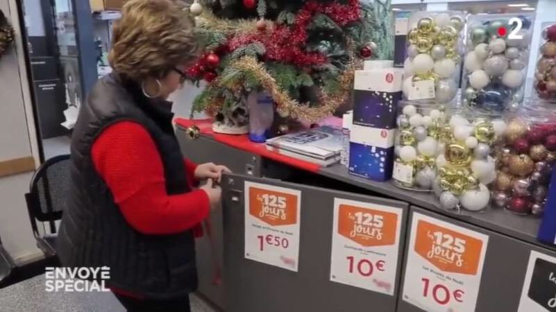 EnvoyeSpecial's tweet image. "On arrive à 18 ans frais comme un gardon, et on repart avec un déambulateur en fin de carrière" (Sylvana, caissière, 54 ans).

😓 Le travail qui casse
📺 #EnvoyeSpecial 21h00

francetvinfo.fr/economie/emplo…